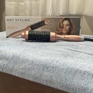 Cortex ionic brush 
1.5 inches 
Heats like curling iron does not spin